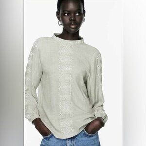 Zara, Ladies Top with Cutwork Embroidery. Size: S. NWT. (1398)